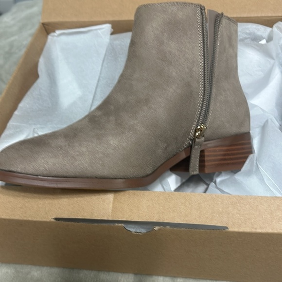 NIB J Crew flat grey ankle boots - Picture 3 of 9